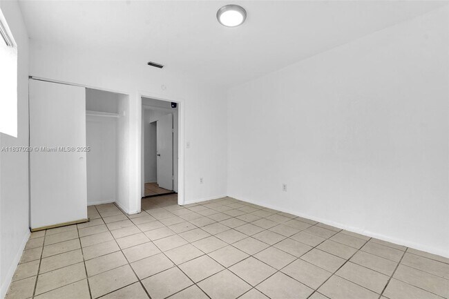 Building Photo - 2435 Plunkett St