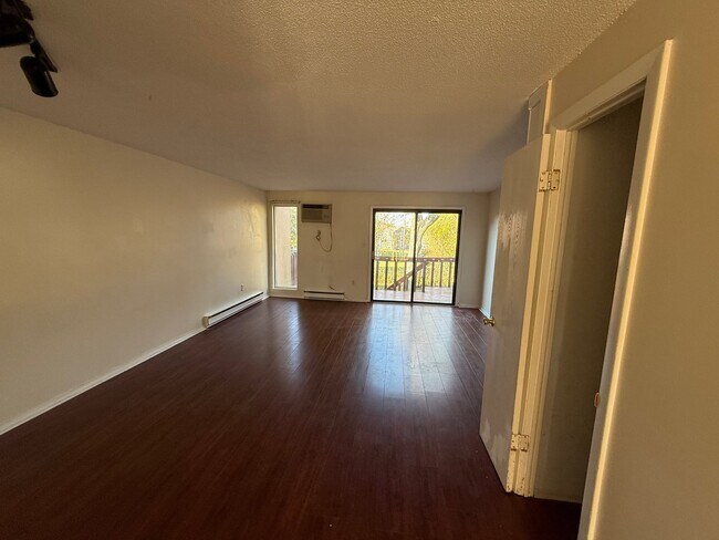 Building Photo - 552 Shennecossett Rd