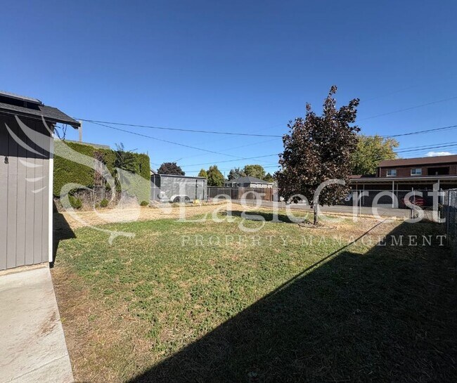 Building Photo - Three Bedroom, One Bathroom Home with Larg...