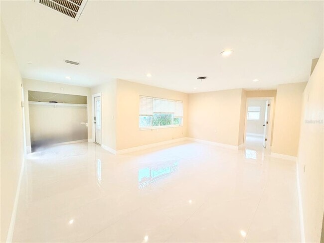 Building Photo - 4866 Huntington St NE