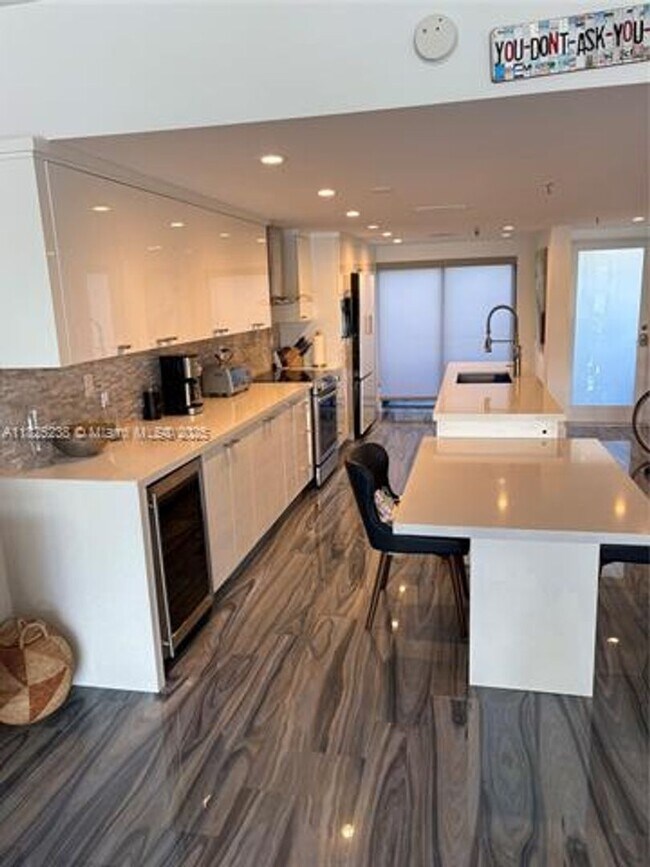 Building Photo - 440 Poinciana Island Dr
