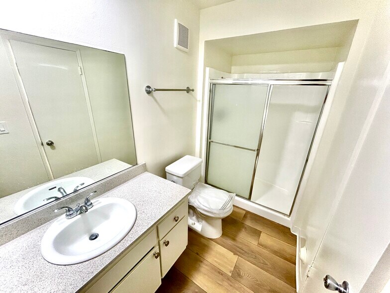 Building Photo - 14033 Burbank Blvd