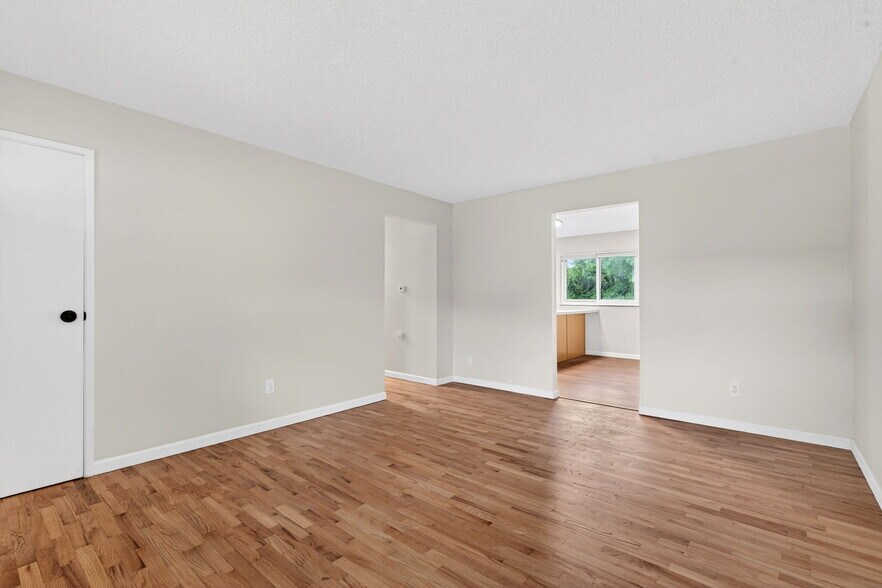 Livingroom - 2246 Bensonhurst Dr