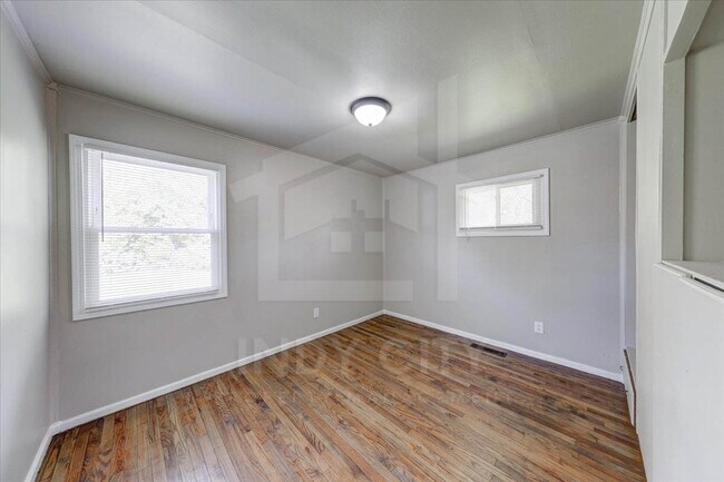 Building Photo - 4660 E 39th St
