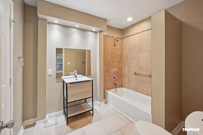 Building Photo - 1461 Centra Villa Dr SW