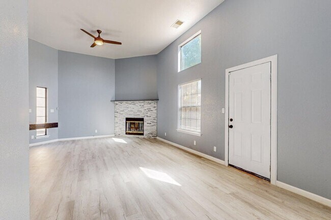 Building Photo - NW Home 3 Bedroom 2 Bath 2/CG 1266/SF