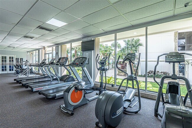 Building Photo - 300 Bayview Dr