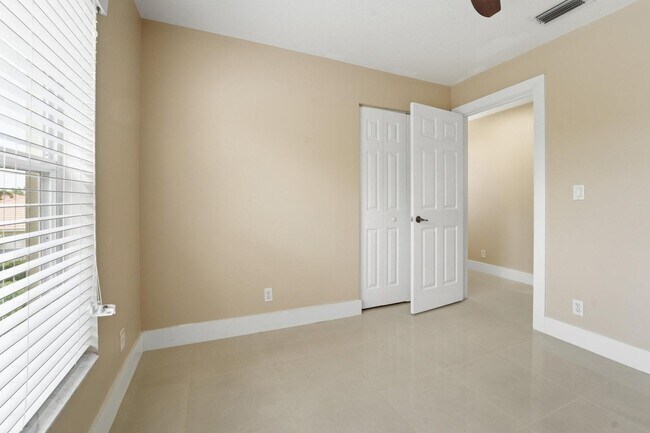 Building Photo - 1780 Pierside Cir