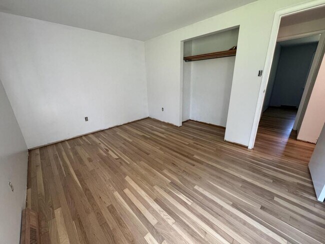 Building Photo - 111 Treeview Dr