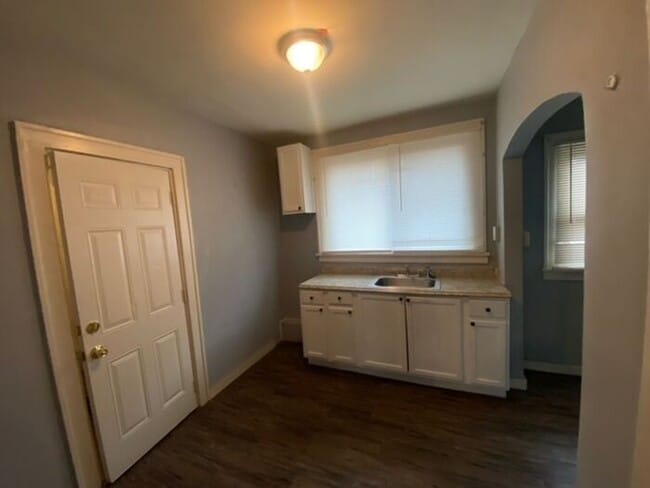 Building Photo - Huge 3 bedroom Accepting Section 8- NO DEPOSIT