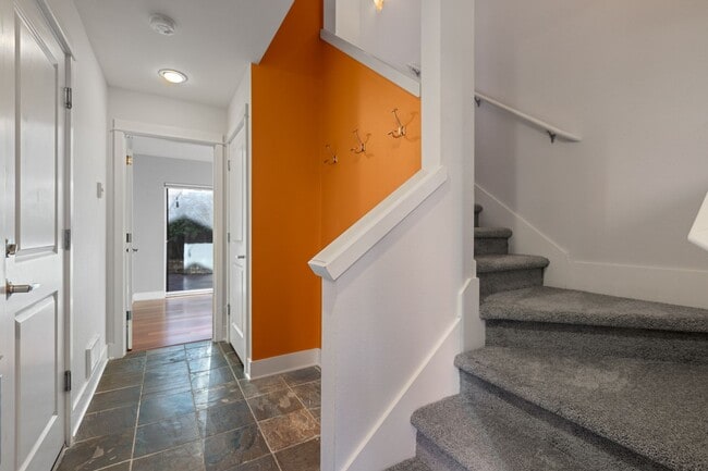 Building Photo - 3Bd/2.5Ba Seattle Townhouse
