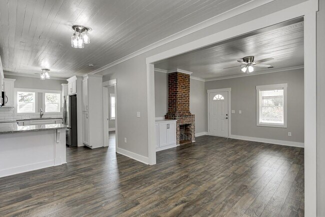 Building Photo - 4615 S Lee St