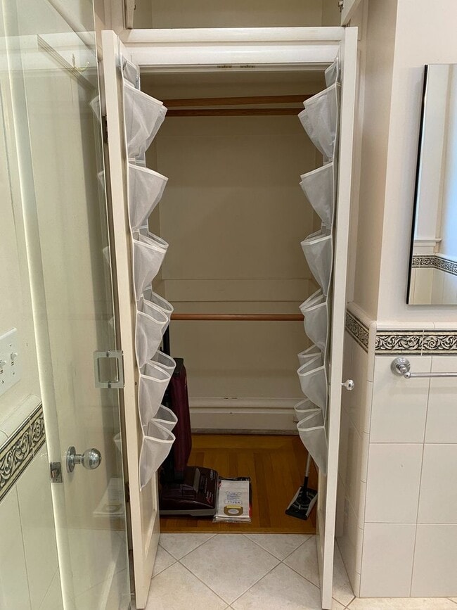 Building Photo - Bright, Corner Studio! Laundry On-Site! HARDWOOD! High Ceilings!