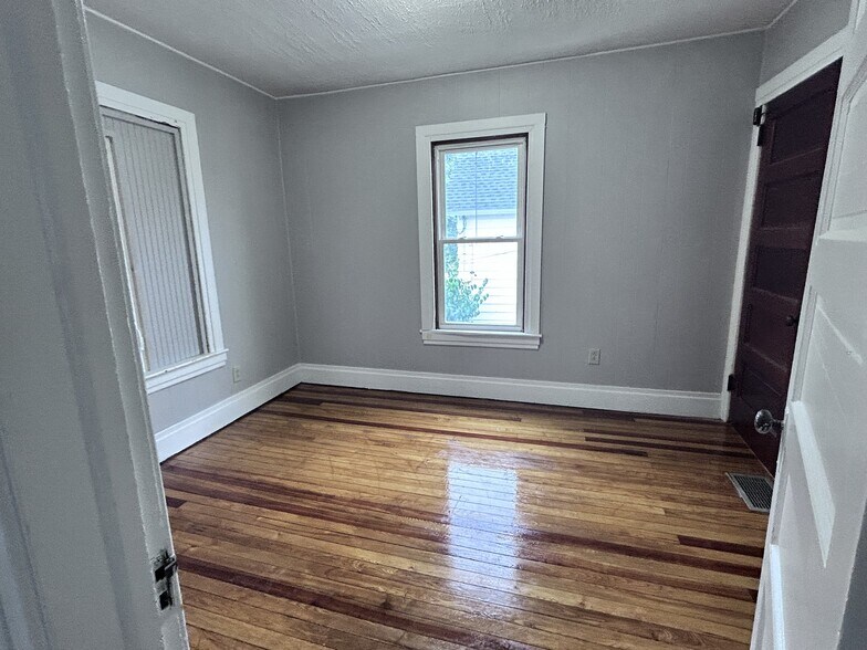 Bedroom 1 - 31 Dix Ave