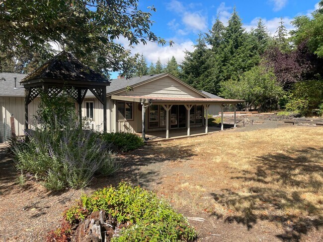 Building Photo - 18040 OR-22
