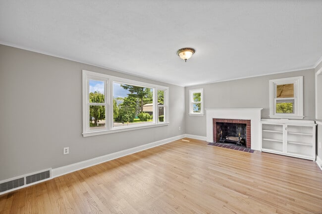 Building Photo - 27 Lathrop Dr