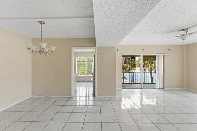 Building Photo - 4152 Inverrary Dr