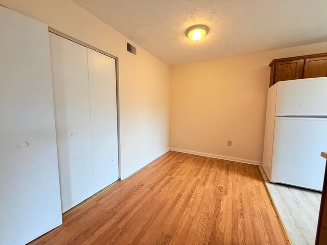 Building Photo - 245 Maryland Dr