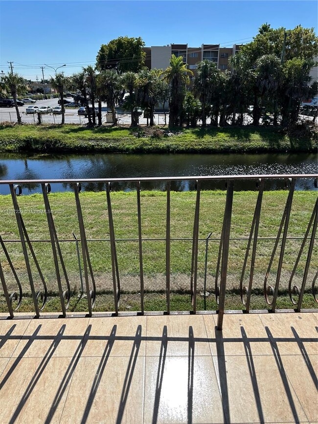 Building Photo - 1300 W 53rd St