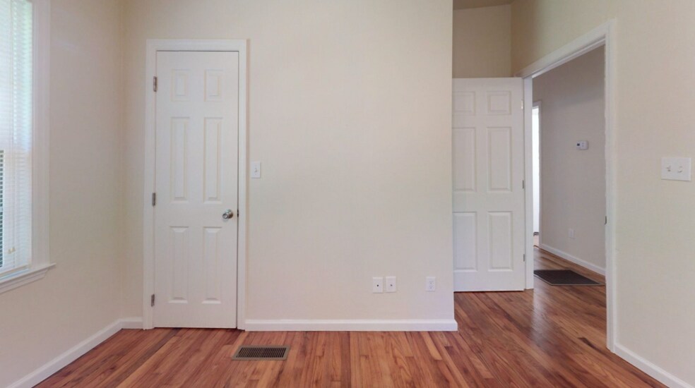 Building Photo - 1633 Mayhew St