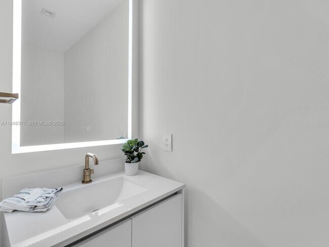 Building Photo - 700 NE 24th St