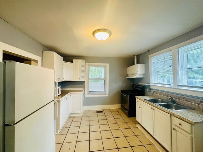 Building Photo - DOWNTOWN - 3 Bedroom/1 Bath - Located close to CFCC, downtown, riverwalk and restaurants