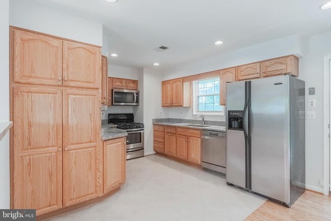 Building Photo - 5008 Treetop Ln