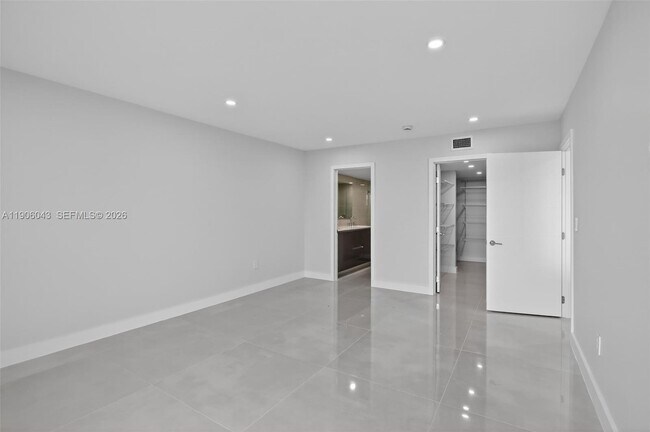 Building Photo - 3675 N Country Club Dr