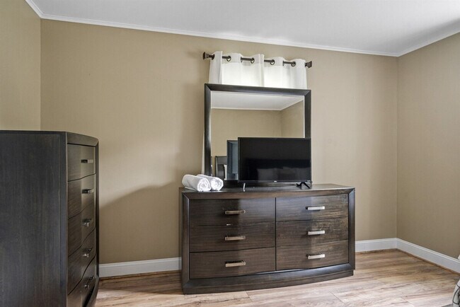 Building Photo - 2 Meadow Ln