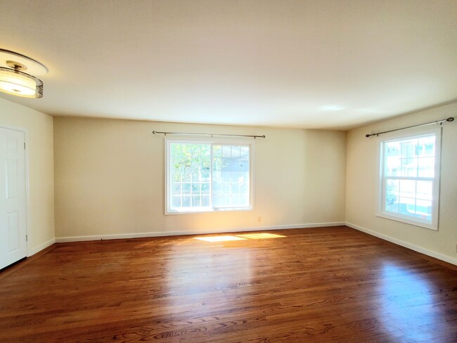 Building Photo - 1 bedroom apartment part of duplex in cent...