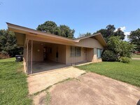 Building Photo - This conveniently located Russellville home