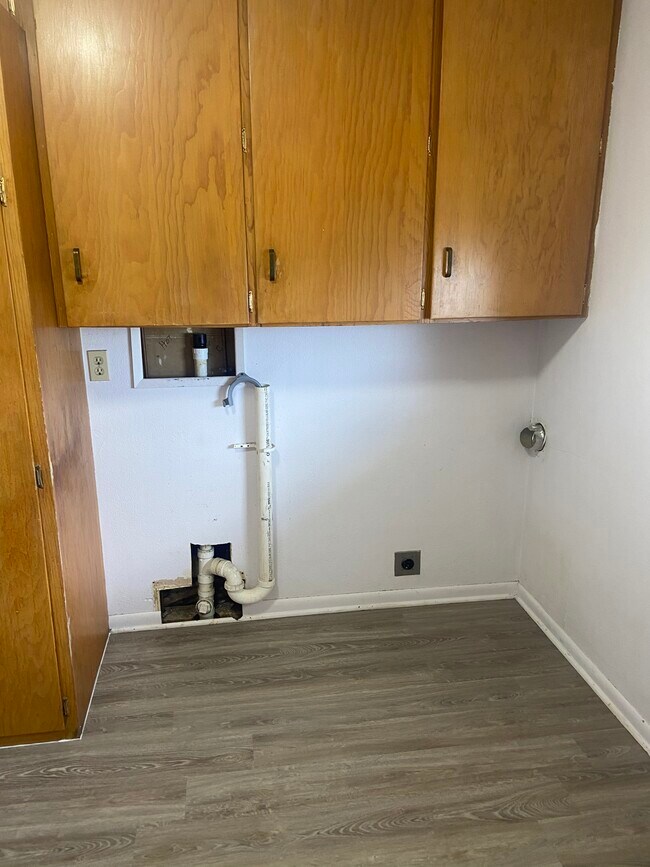 Laundry Room/Shower - 5421 16th Ave SW