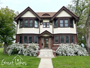 Building Photo - Beautiful 2 Bedroom 1 Bathroom now available for rent