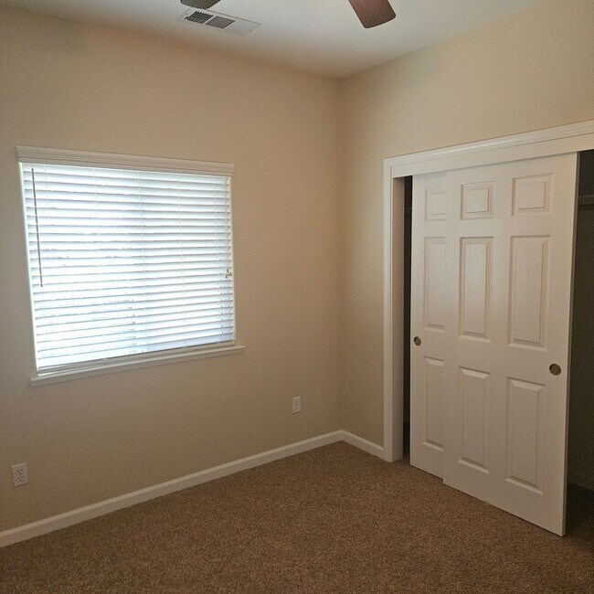 Building Photo - Charming 3 bedroom Duplex Close to Doctors...