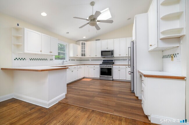 Building Photo - 18 Elm Tree Pl