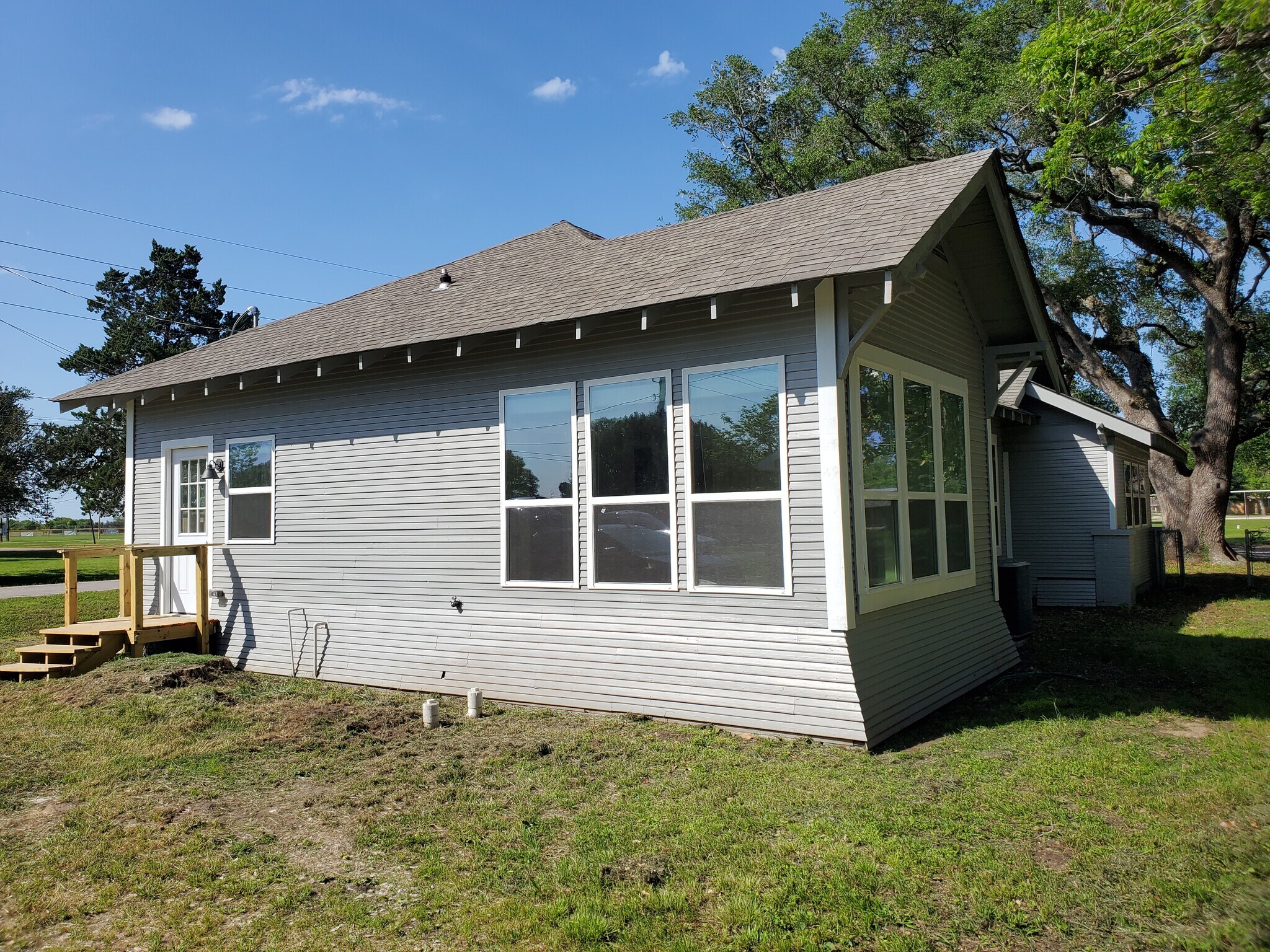 Large windows - 6823 Guyler St