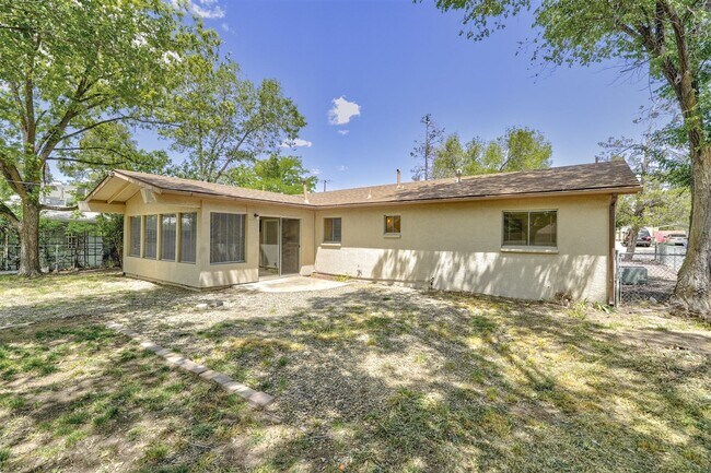 Building Photo - 3 bedroom,1.5 bath with 1 car garage close to schools, hospital and shopping!