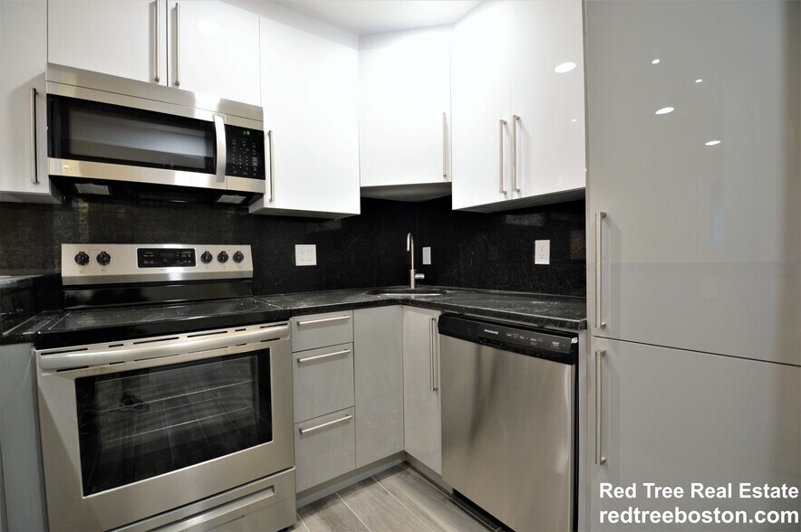 Building Photo - 1806 Beacon St
