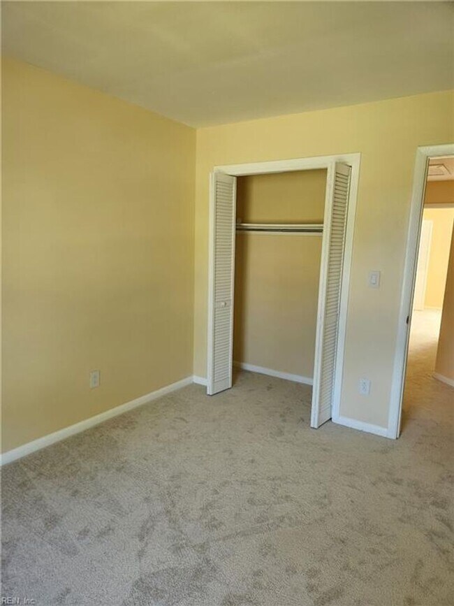 Building Photo - Newly Renovated Condo in Salem