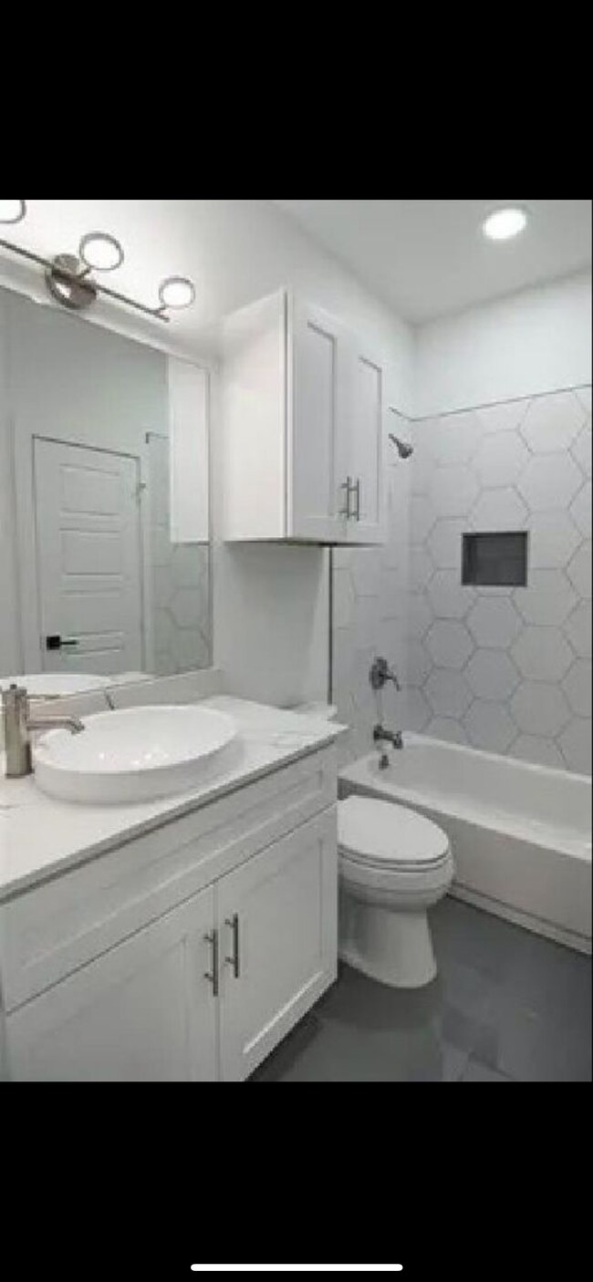 Building Photo - 1920 Carver Ave