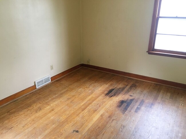 Building Photo - 3 Bedroom, 2 Bath Single Family Home with ...