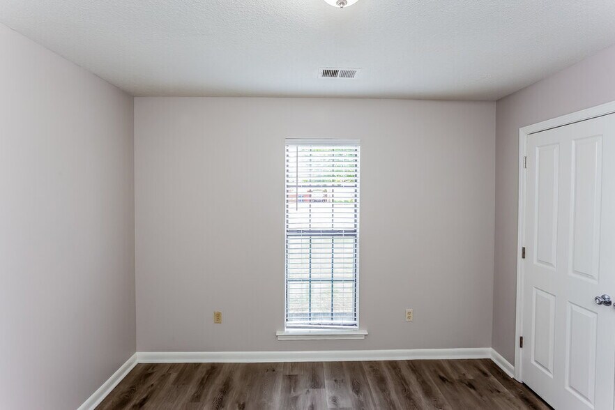 Building Photo - 7327 Mallard Creek Dr