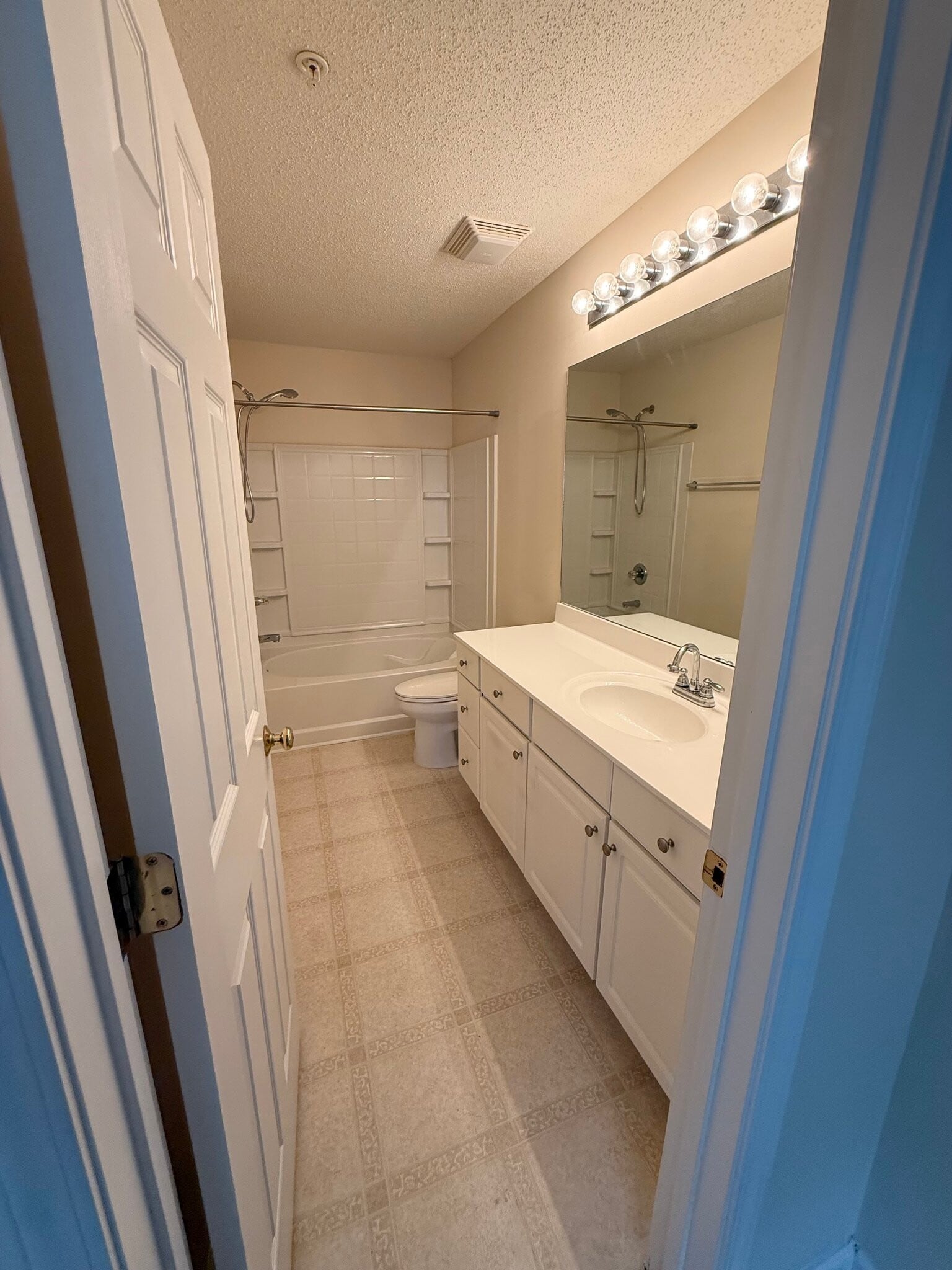 Building Photo - 209 Riverstone Commons Cir