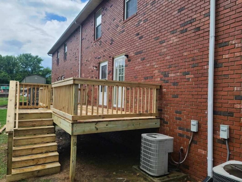 Building Photo - 210 W 17th St