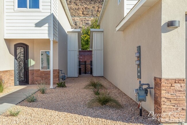 Building Photo - 4 bedroom, 2.5 bathroom townhome in Hurricane!
