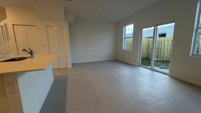 Building Photo - 1077 SE 2nd St