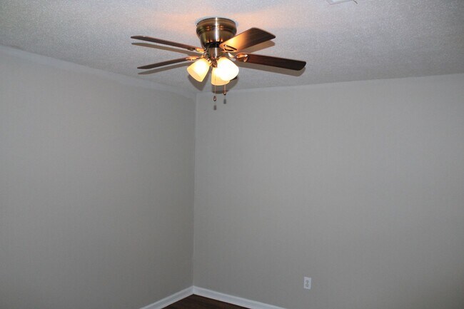 Building Photo - 3726 Crest Dr