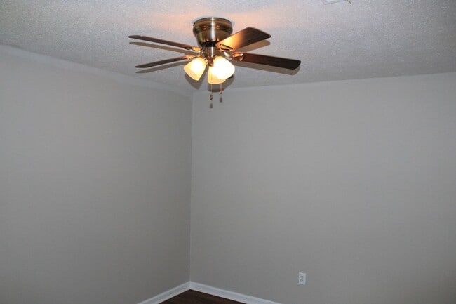Building Photo - Charming 3BR/2BA Rental in Sand Ridge Neighbourhood