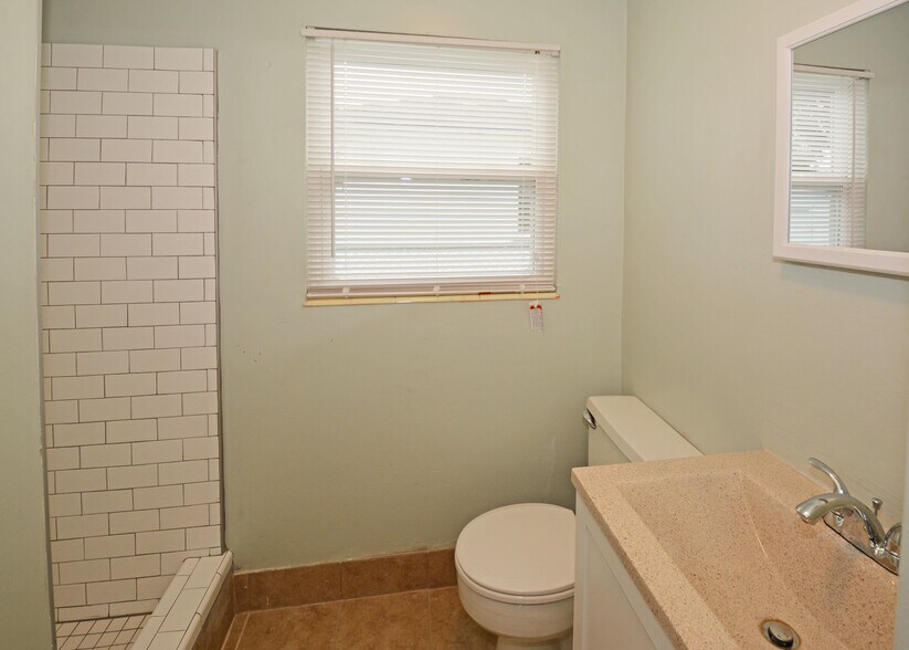 Building Photo - 5009 TANGERINE AVE S