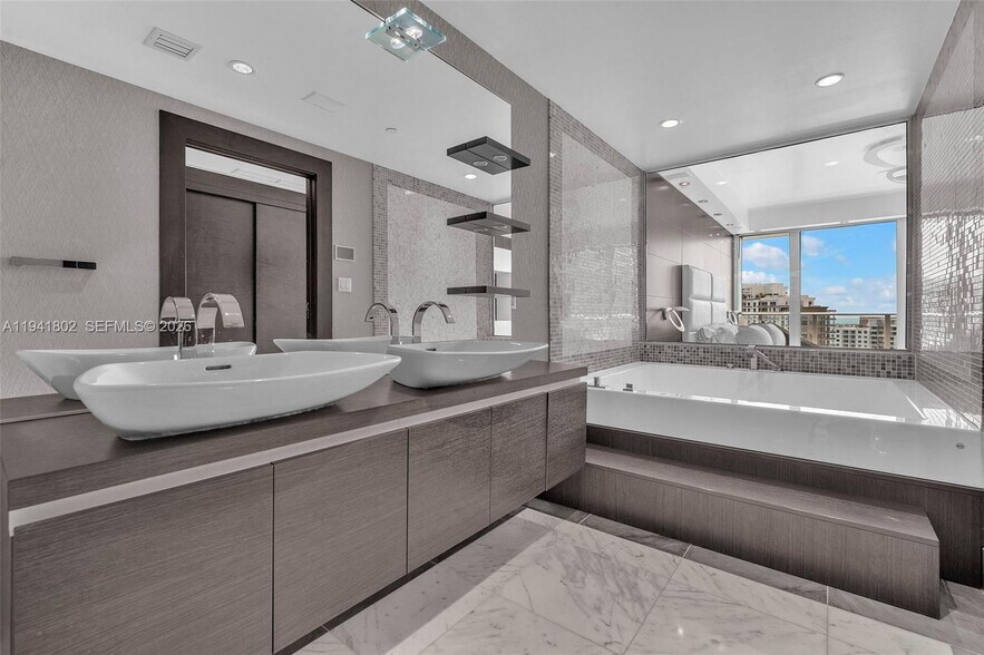 Building Photo - 200 Biscayne Boulevard Way